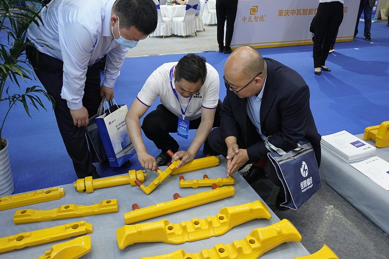 刮板、橫梁、啞鈴銷鍛件展示、講解